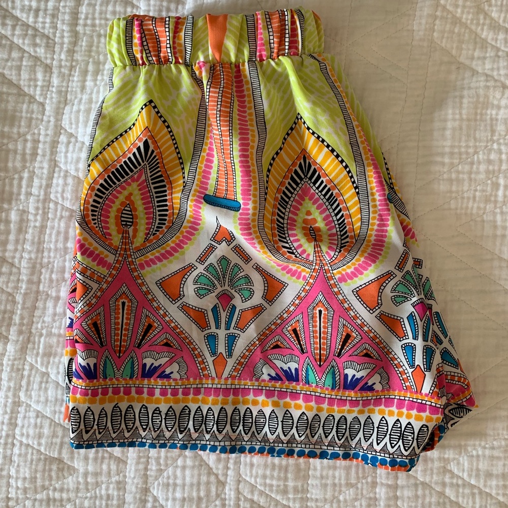 Pattern flowy shorts, size small - Picture 2 of 3
